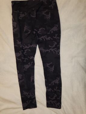 FORNIA Women’s High-Waist Black & Gray Camo Leggings